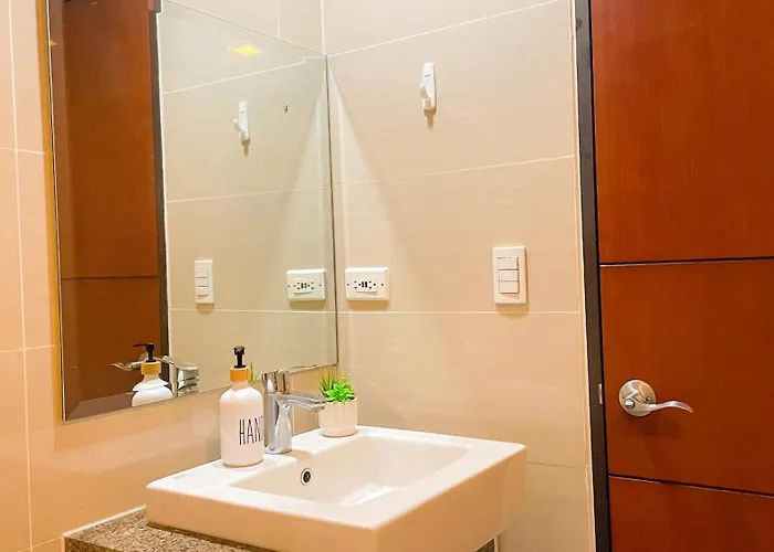 Holiday home Luxury Bgc Condo, Steps To Uptown Mall #oursw31i *