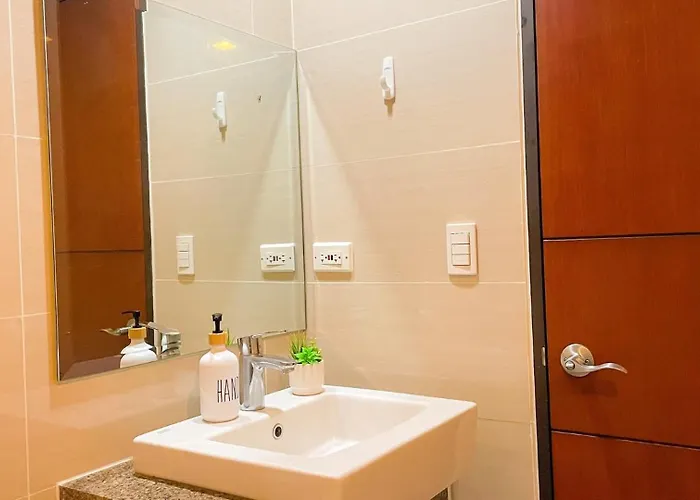 Luxury Bgc Condo, Steps To Uptown Mall #oursw31i * Manila